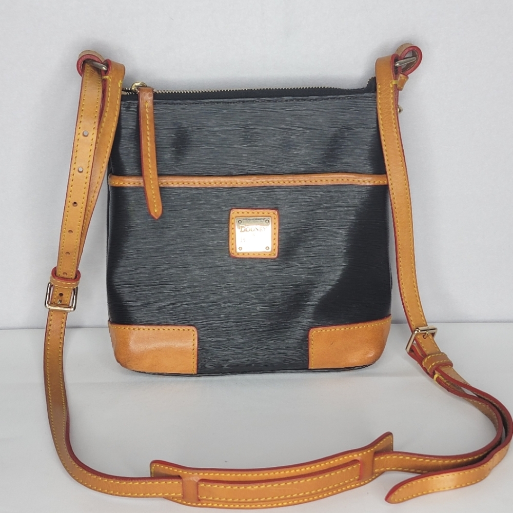 RARE!!!! Dooney & Bourke Striated Black Leather w/ Brown Trim Crossbody Bag P126